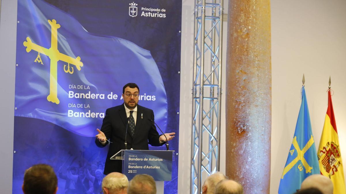 El presidente del Principado de Asturias, Adrián Barbón, interviene en el acto institucional del Día de la Bandera.