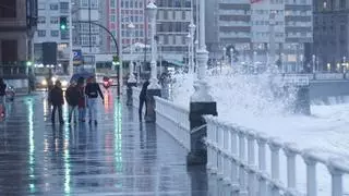 Olas de seis metros como adelanto de la borrasca "Ingrid", que traerá aire polar y nieve a 500 metros durante el fin de semana en Asturias