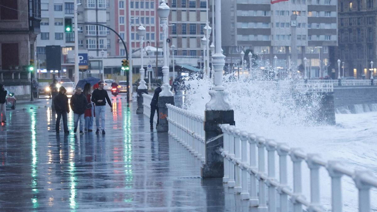 Así se vivió en Gijón el temporal, con olas de seis metros