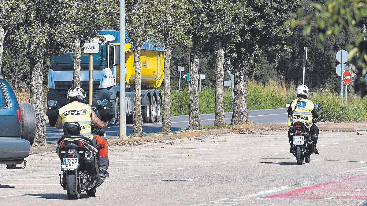 Alumnes fent pràctiques de moto a Sant Gregori, en una foto d’arxiu.