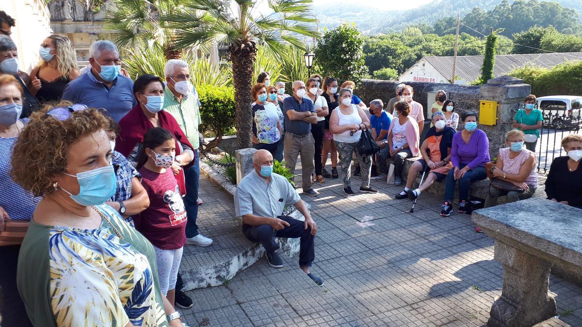 Un momento de la reunión vecinal en el cementerio de Vilaboa