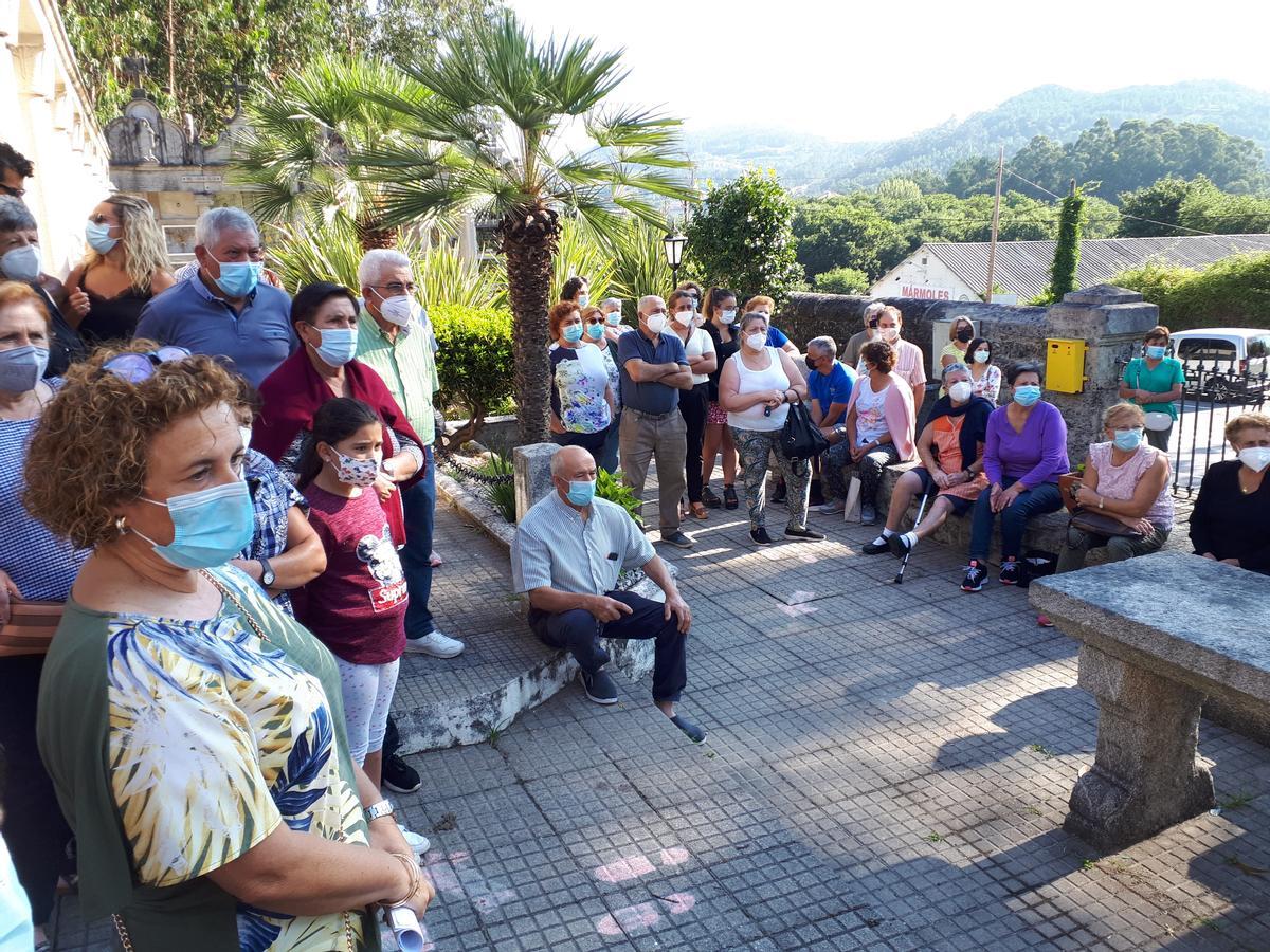 Un momento de la reunión vecinal en el cementerio de Vilaboa