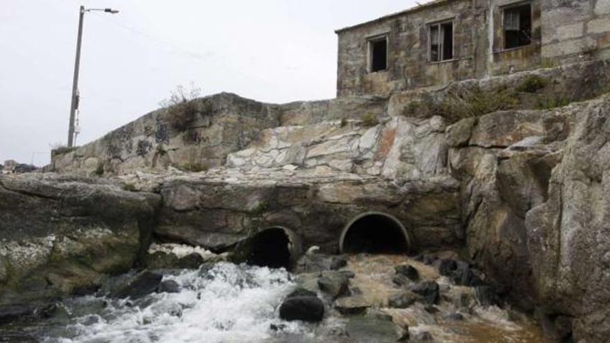 Vertido (tubería de la derecha) procedente de la EDAR de Cangas a la ría.  // Carmen Giménez