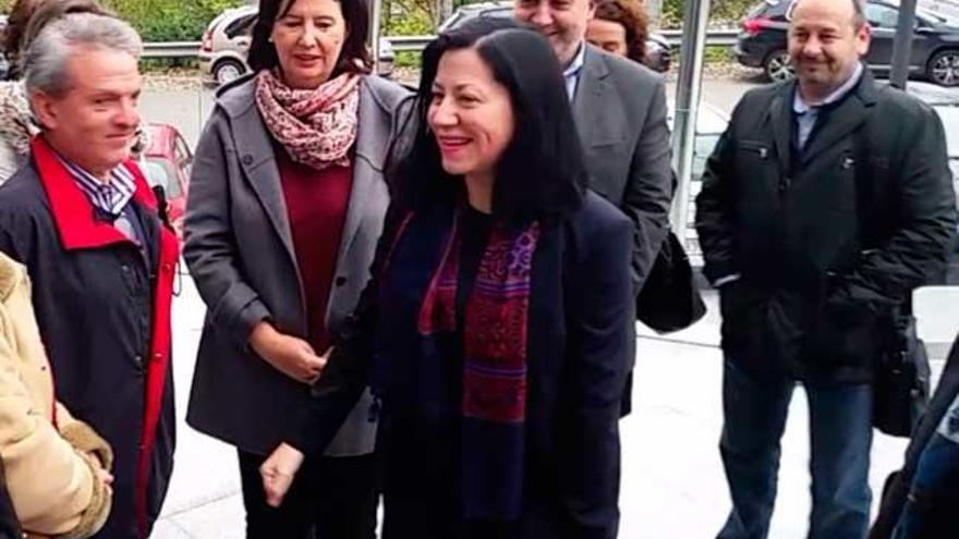 Áurea Soto, arropada por el grupo municipal socialista y exediles del BNG, esta mañana, en los juzgados de Ourense. // J.F.