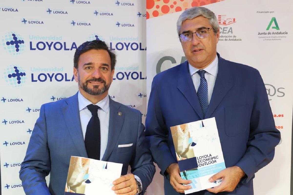 El catedrático de Economía de la Universidad Loyola, Manuel Alejandro Cardenete, y el director de Relaciones Institucionales de la CEA, Luis Picón.