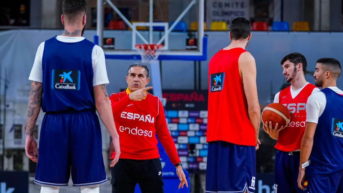 Darío Brizuela y Jaime Fernández, junto a Sergio Scariolo, en el entrenamiento de la selección.