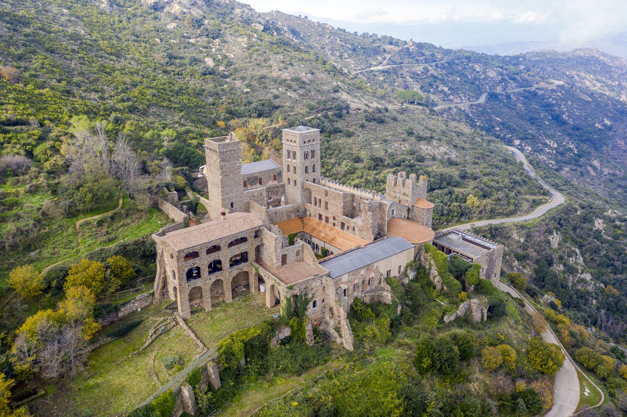Sant Pere de Rodes es un antiguo monasterio benedictino en el noreste de Cataluña.