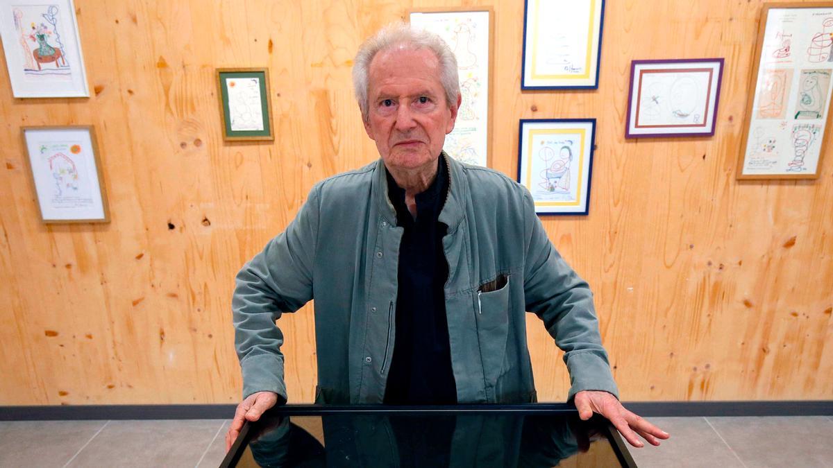 O poeta e pintor Alfonso Pexegueiro, con obras súas nunha exposición en Ponteareas.