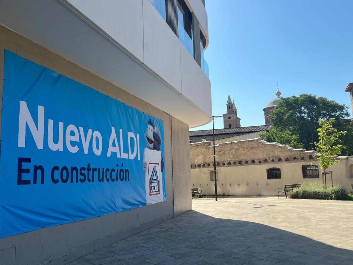 Bajos de una urbanización del paseo María Agustín donde abrirá un nuevo supermercado Aldi