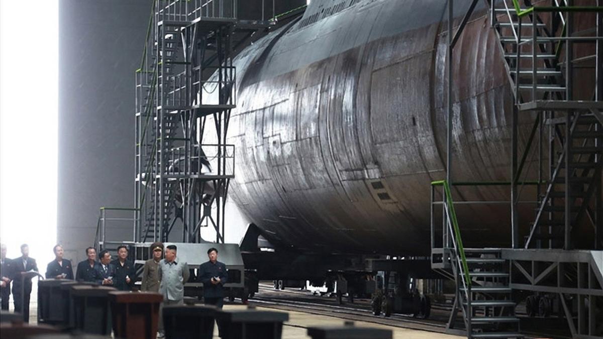 Kim Jong Un inspecciona la construcción de un submarino en una imagen de archivo.