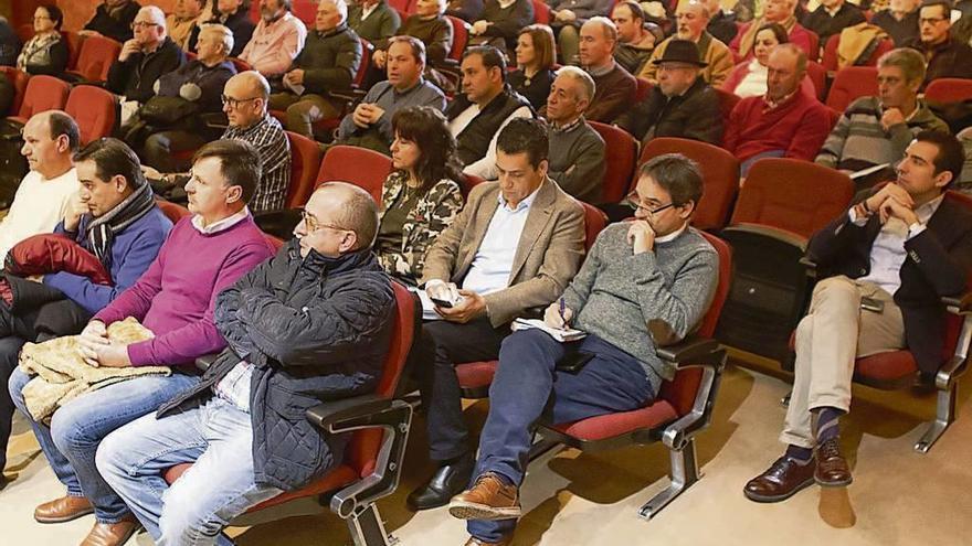 Alcaldes y representantes municipales en un acto sobre la conectividad en los pueblos.