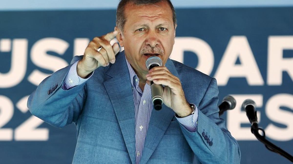 El presidente de Turquía Recep Tayyip Erdogan habla en un mitin en Estambul.