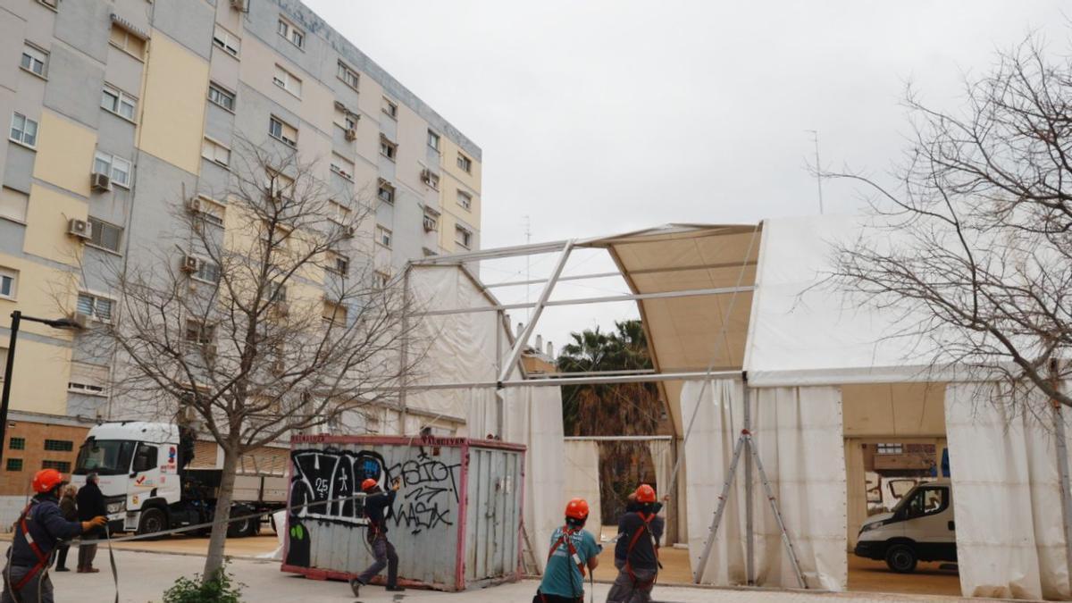 La carpa fallera que se adelanta al calendario: así es el montaje de la Falla Barrio Beteró