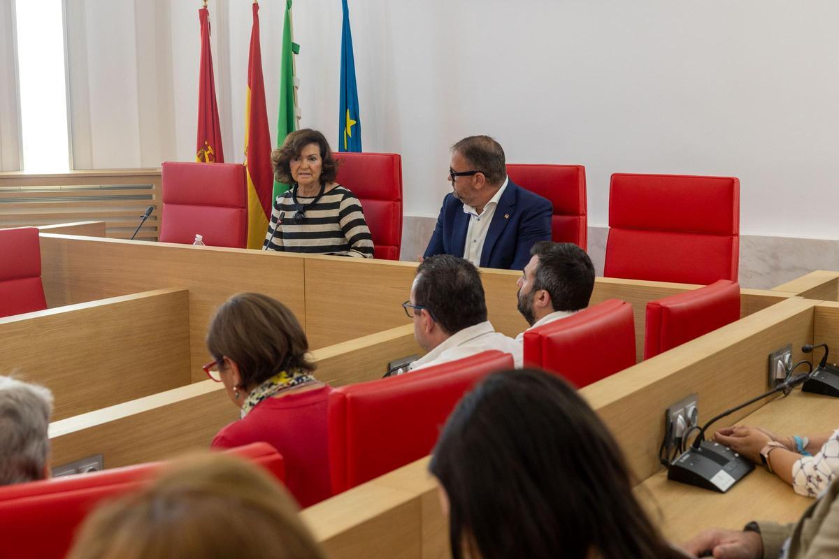 Carmen Calvo, durante su visita institucional al Ayuntamiento de Mérida, donde ha firmado en el Libro de Honor y ha ofrecido una conferencia por el V centenario del Consejo de Estado.