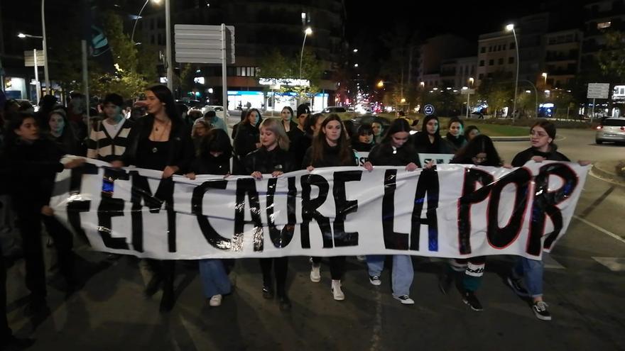 Una manifestació del 25-N a Manresa amb molt jovent fa una proclama contra la por