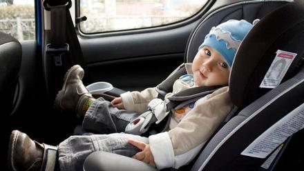 La DGT aclara cuándo puede viajar un niño en el asiento delantero