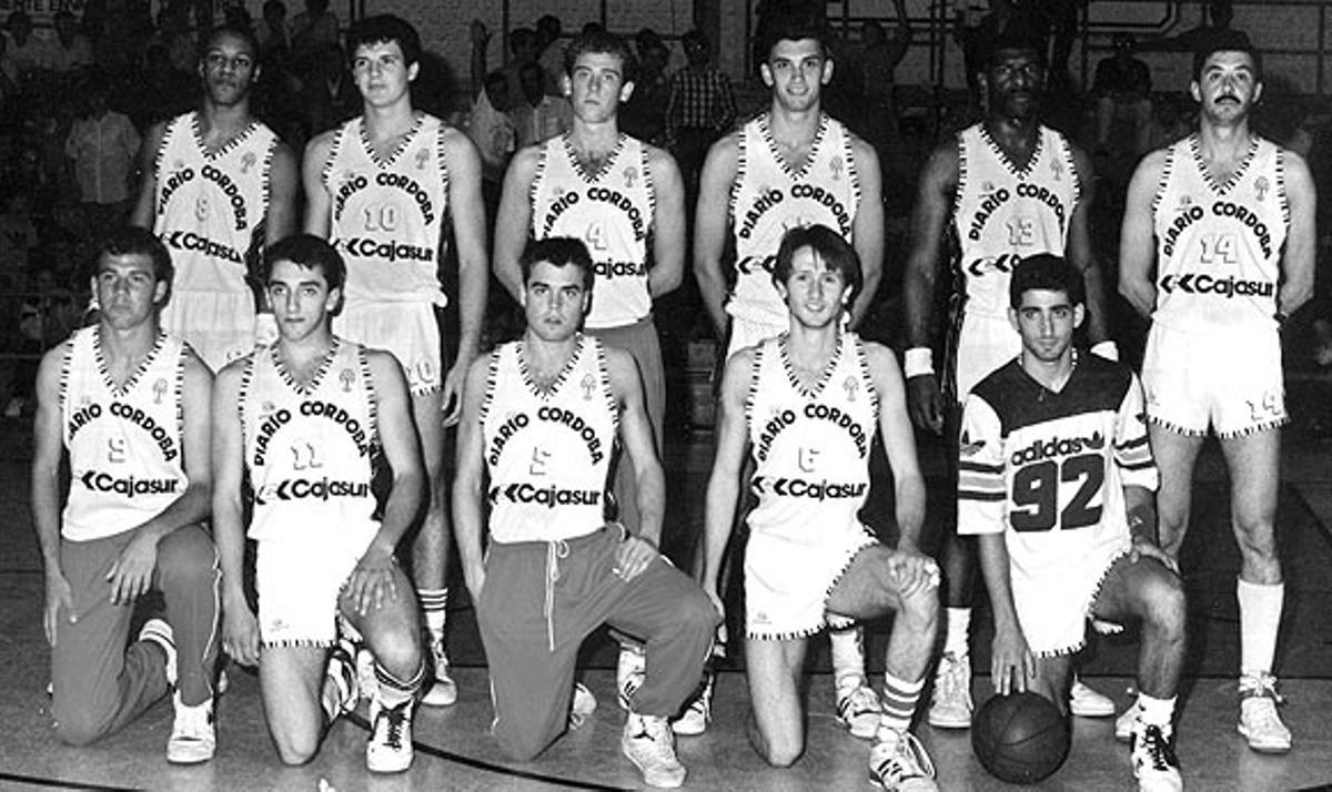 Formación del Diario Córdoba Cajasur 87.88, con Gervin arriba a la izquierda.