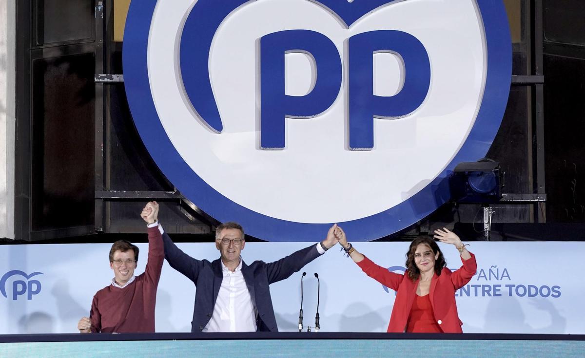 Feijóo, Ayuso y Almeida celebran en Génova los buenos resultados del PP.