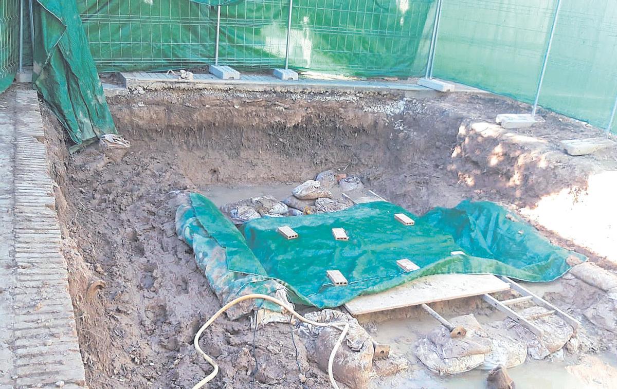 La fosa de los represaliados en el cementerio de Sueca, encharcada por las lluvias.