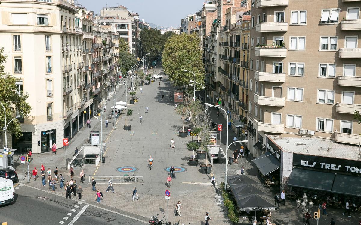La ronda de Sant Antoni de Barcelona recupera les activitats lúdiques després de retirar la llosa de formigó