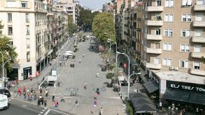 La ronda de Sant Antoni de Barcelona recupera les activitats lúdiques després de retirar la llosa de formigó