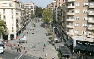 La ronda de Sant Antoni de Barcelona recupera les activitats lúdiques després de retirar la llosa de formigó