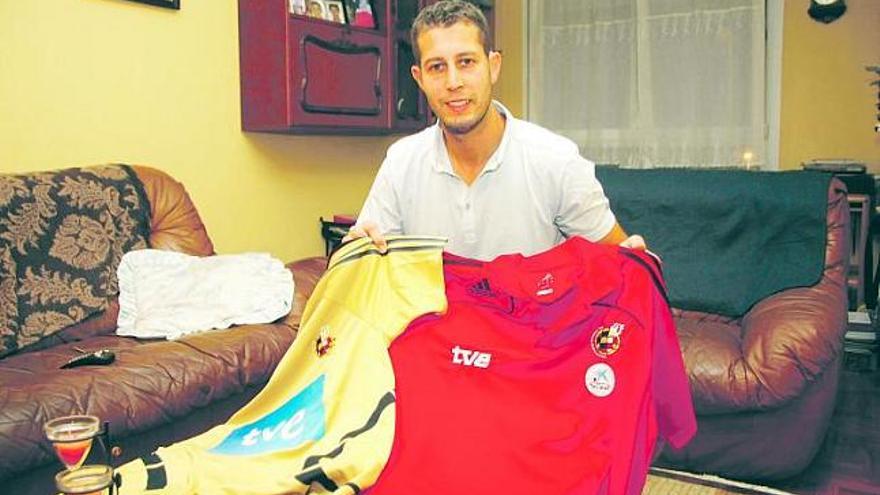 Christian Álvarez, con parte de la indumentaria de la selección española de fútbol de sordos, en el salón de su domicilio de El Llano.