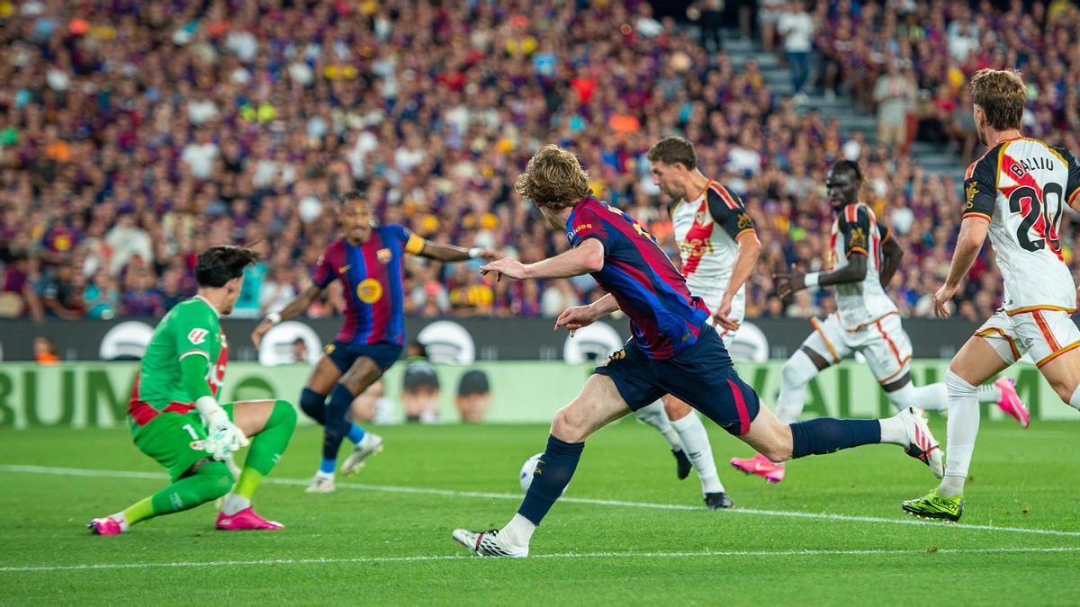 Gordon pasa el balón atrás en la acción del 3-1.