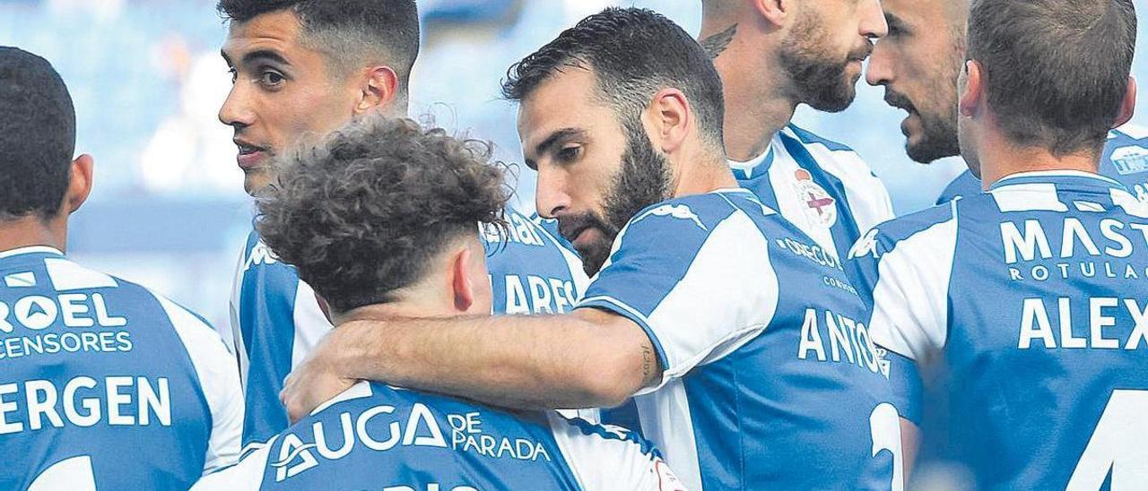 Antoñito, en el medio, abraza a Mario Soriano en la celebración de su gol a la UD Logroñés.