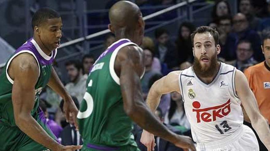 Sergio Rodríguez, ante dos jugadores de Unicaja.