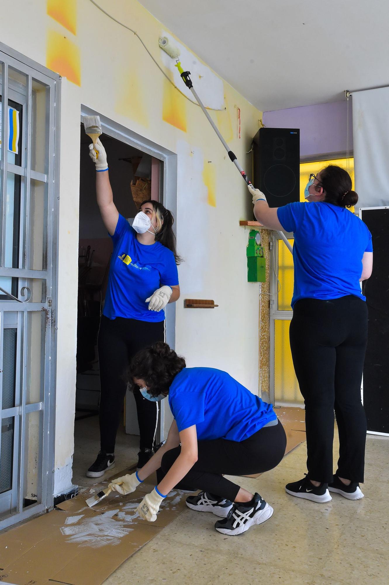Alumnos de la ULPGC participan en las tareas de limpieza y embellecimiento en El Risco