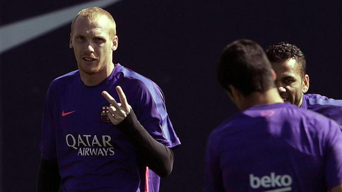 Mathieu, junto a Luis Suárez y Dani Alves, durante un entrenamiento del Barça en la ciudad deportiva