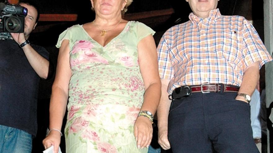 María Antonia Torres y Enrique Orts salen del salón de plenos en una imagen tomada en 2006