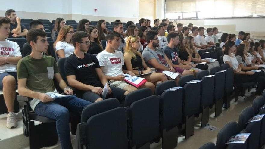 Recepción a los nuevos alumnos de Fisioterapia. // Duvi