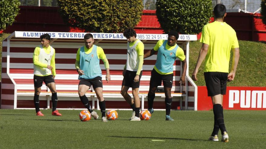 Por la izquierda, Nacho Martín, Campuzano, Gelabert y Mbemba, con Aarón de espaldas. | FERNANDO RODRÍGUEZ