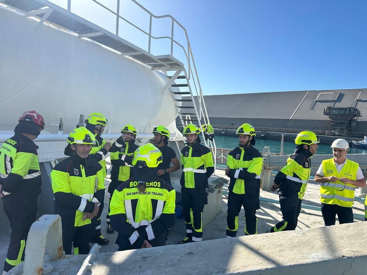 Los bomberos en prácticas en la cementera de Santa Águeda