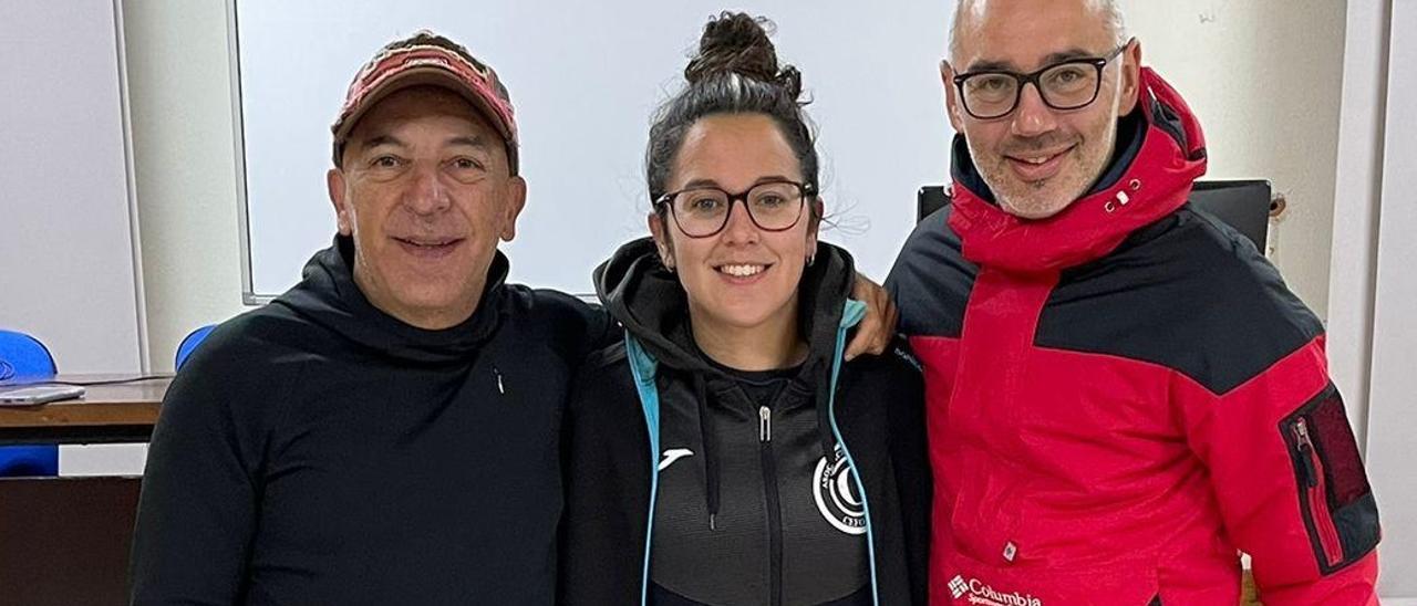 Los tres profesores, en su centro educativo de Valencia de Alcántara.