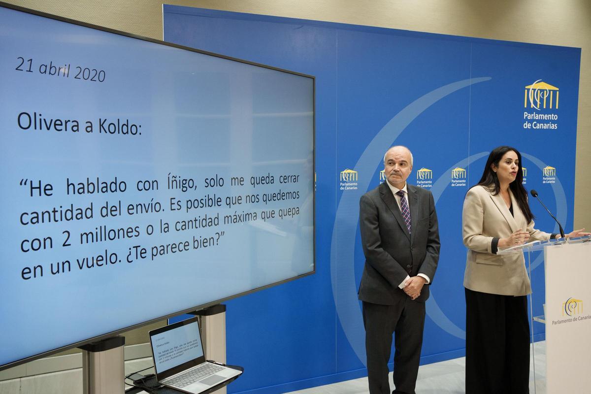 Vidina Espino y José Alberto Díaz Estébanez muestran en un vídeo uno de los mensajes entre Antonio Olivera y Koldo García.