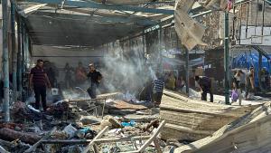 Situación en los alrededores de la escuela de la UNRWA del campo de Nuseirat atacada este martes por las tropas israelíes.