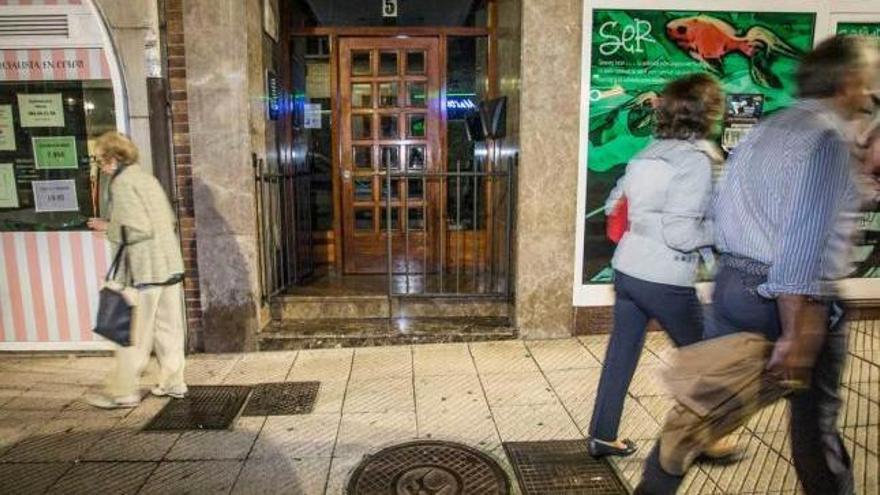 El portal de la calle Félix Aramburu donde sucedieron los hechos.