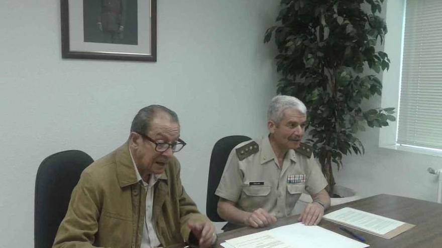 Herminio Ramos y el subdelegado de Defensa durante la firma de cesión de los fondos.