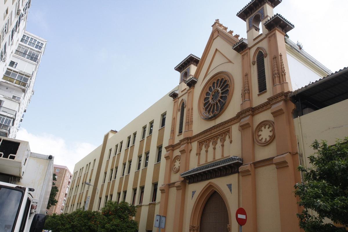 El Colegio San Manuel, en la calle Fernán Núñez, con la iglesia diseñada por Fernando Guerrero Strachan en los años 20 del siglo pasado.
