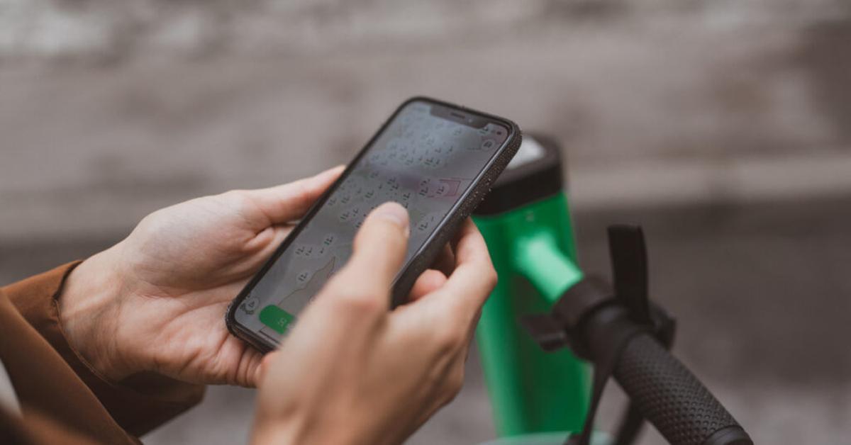 Un usuario alquila un patinete eléctrico.