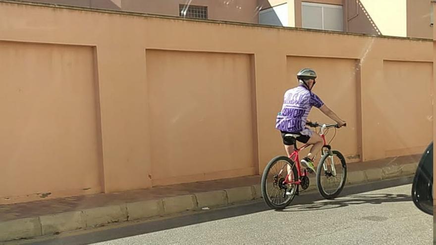 Una de las fotos, del teniente en una bici, que forman parte de las diligencias.