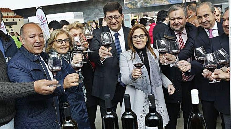 Los organizadores de la feria y los políticos brindan tras la inauguración que tuvo lugar este viernes.