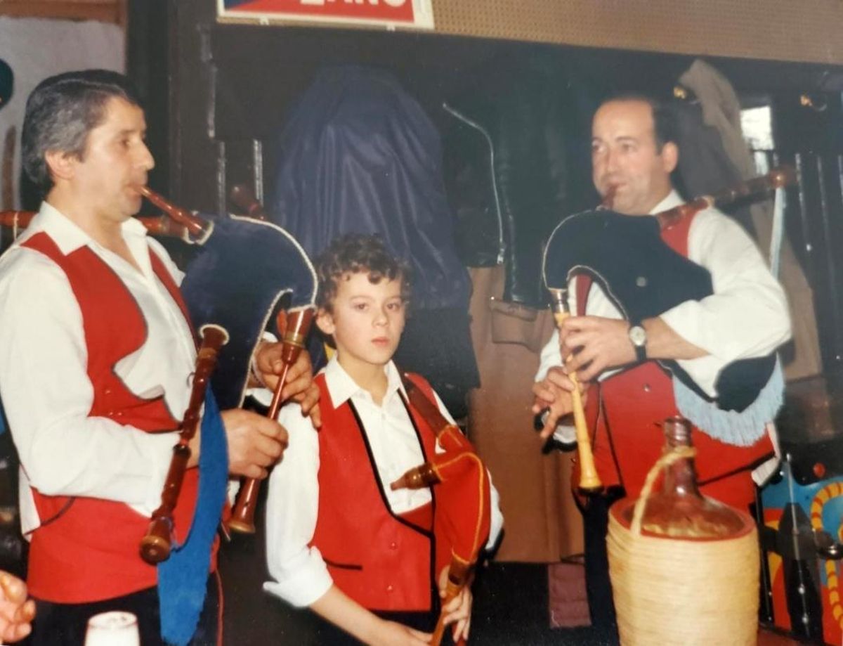 A los siete años, Cancela se subió a un escenario en su Alemania natal para tocar la gaita con el grupo Os da Ría, instrumento que desató su pasión por la música.