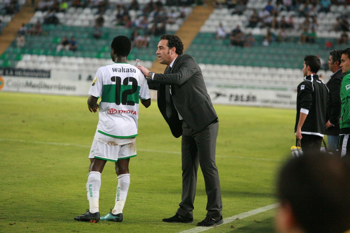 Wakaso recibe instrucciones de Bordalás antes de entrar a jugar