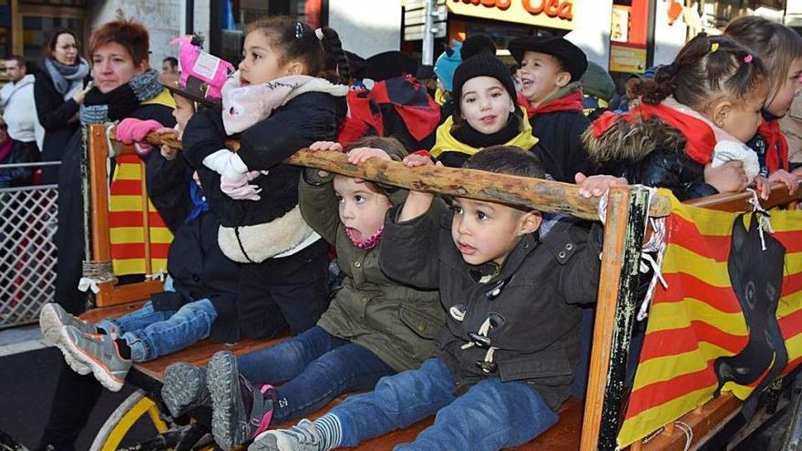 Nens i nenes dalt d&#039;un carruatge en la primera Corrida infantil, ara fa gairebé un any