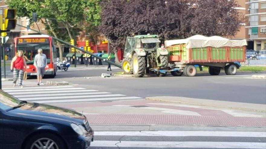 Un tractor derriba un semáforo y obliga a cortar San Juan de la Peña