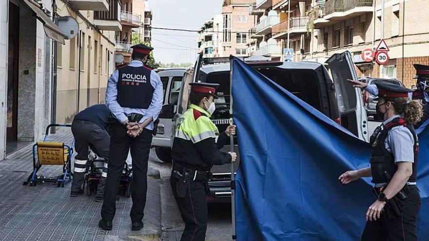 Aixecament del cadàver de la víctima al carrer de la Pau, ahir a la tarda